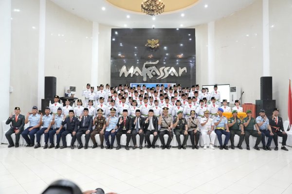 Munafri Kukuhkan 70 Paskibraka Kota Makassar untuk Upacara HUT RI ke-81 di Karebosi