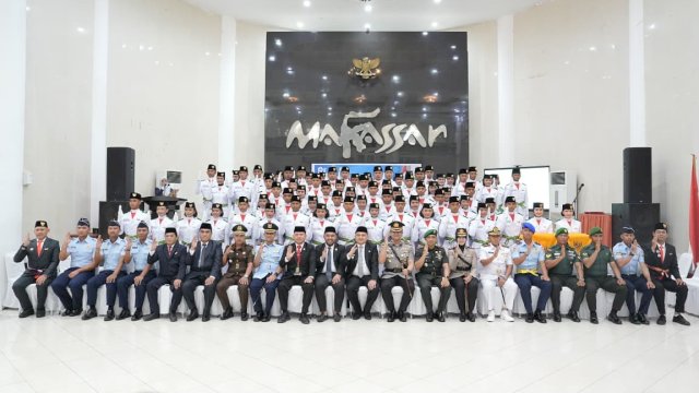 Wali Kota Makassar, Munafri Arifuddin secara resmi mengukuhkan 70 anggota Pasukan Pengibar Bendera Pusaka (Paskibraka) tingkat Kota Makassar Tahun 2026.