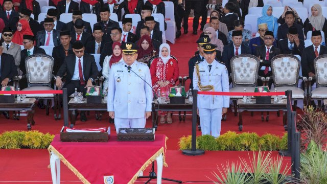 Wali Kota Makassar, Munafri Arifuddin, memimpin upacara pengibaran bendera Merah Putih dalam rangka memperingati Hari Ulang Tahun (HUT) ke-81 Proklamasi Kemerdekaan Republik Indonesia tingkat Kota Makassar.