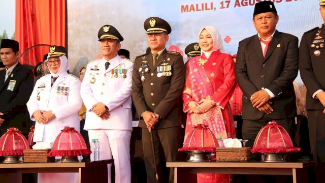 Bupati Ibas dan Wabup Puspawati Hadiri Penurunan Sang Saka Merah Putih