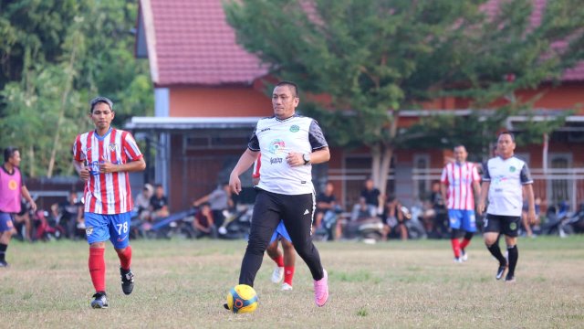 Buka Turnamen Sepakbola Wotu, Bupati Ibas Sumbang Hadiah Tambahan untuk Para Juara