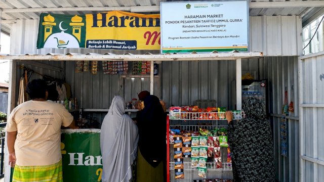 Aktivitas para santri yang berbelanja di minimarket Pondok Pesantren Ummul Qurra Kendari, beberapa waktu lalu.