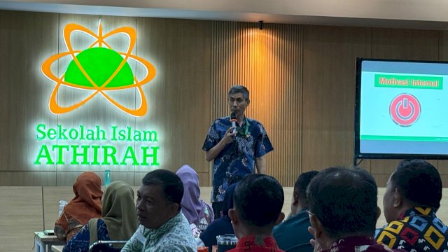 Direktur Sekolah Islam Athirah, Syamril, Workshop Transformasi Sekolah bertema &ldquo;Strategi Transformasi Sekolah di Era Digital&rdquo; yang diikuti 180 kepala sekolah jenjang TK, SD, dan SMP se-Kota Makassar.
