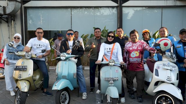 Kepala BKN Zudan Arif Fakrulloh, bersama Wali Kota Makassar, Munafri Arifuddin, riding Vespa yang dirangkaikan dengan aksi penanaman pohon tabebuya di kawasan CPI.