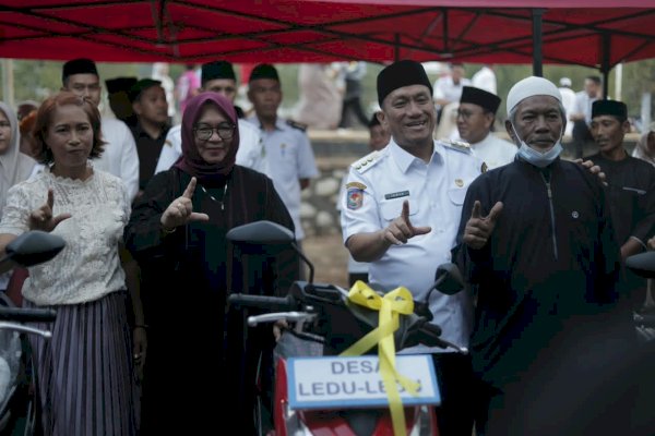 Dukung Operasional Petugas Keagamaan, Bupati Irwan Serahkan 3 Unit Sepeda Motor