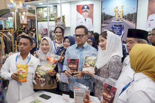 Stan Sidrap Curi Perhatian di AOE 2026, Wamendagri Ikut Belanja Produk Lokal