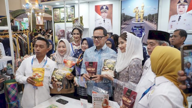 Bupati Sidrap, Syaharuddin Alrif, memperlihatkan produk lokal Sidrap kepada Wakil Menteri Dalam Negeri Republik Indonesia Bima Arya Sugiarto.