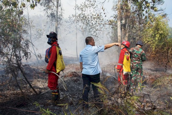 Turun Padamkan Kebakaran Lahan, Bupati Ibas Imbau Masyarakat Waspada karhutla