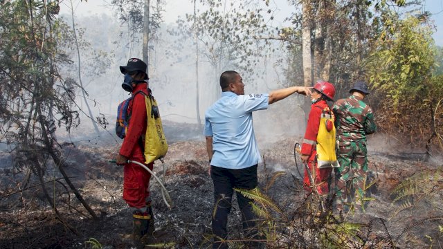 Turun Padamkan Kebakaran Lahan, Bupati Ibas Imbau Masyarakat Waspada karhutla