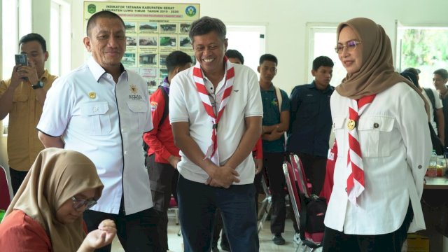 Bupati Luwu Timur, Irwan Bachri Syam, bersama Ketua Kwarcab Gerakan Pramuka Luwu Timur, dr. Ani Nurbani Irwan meninjau langsung kegiatan donor darah Kwarcab Gerakan Pramuka Lutim.