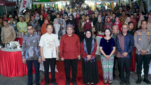 Wali Kota Makassar, Munafri Arifuddin, bersama Ketua TP PKK Kota Makassar, Melinda Aksa Mahmud, mendapat sambutan antusias dari masyarakat di sepanjang Jalan Sangir.