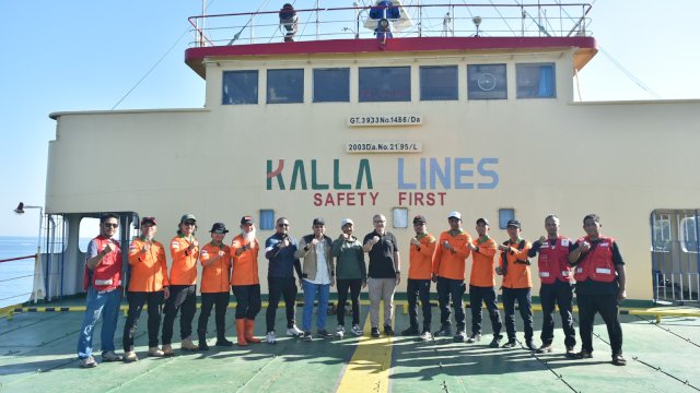 CEO KALLA, Solihin Jusuf Kalla, mengunjungi tim relawan yang akan berangkat bersama kapal kemanusiaan KM Rania di Pelabuhan Soekarno-Hatta Makassar.
