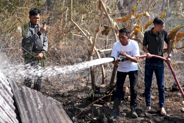 Baru Tiba dari Makassar, Bupati Sidrap Syaharuddin Alrif Langsung Turun Padamkan Api