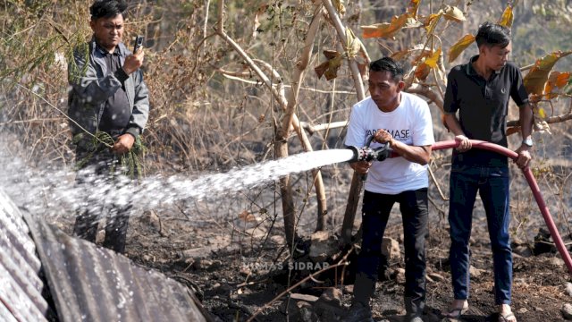 Bupati Sidrap, Syaharuddin Alrif turun langsung bersama petugas Pemadam Kebakaran (Damkar) memadamkan api yang terjadi di Kelurahan Lawawoi, Kecamatan Watang Pulu.
