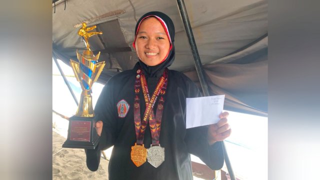 Pesilat muda berbakat dari SMP Islam Athirah Bone, Qisyafani Afaf, sukses mengukir prestasi gemilang dalam ajang Open Turnamen Pencak Silat Makassar Beach Championship.