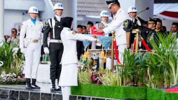 Berlangsung Khidmat, Gubernur Sulsel Pimpin Upacara Penurunan Bendera HUT ke-81 RI