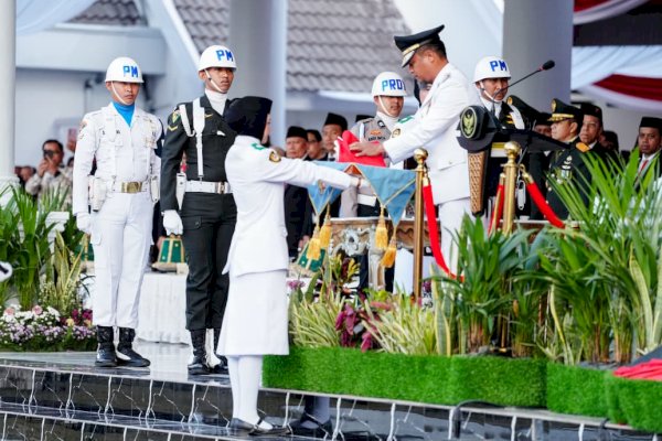Berlangsung Khidmat, Gubernur Sulsel Pimpin Upacara Penurunan Bendera HUT ke-81 RI