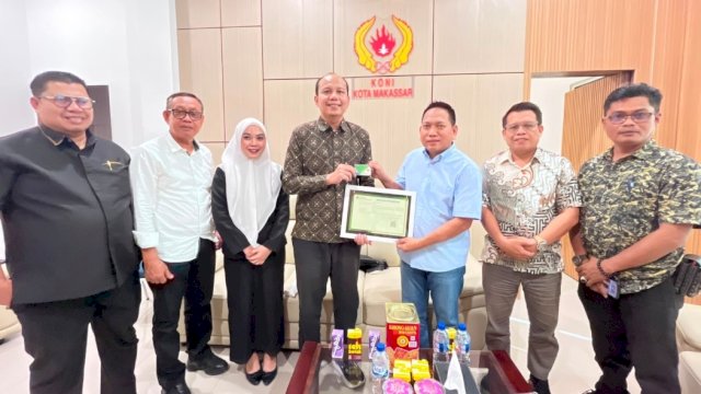 Ketua Umum KONI Kota Makassar, Ismail, bersama BPJS Ketenagakerjaan.