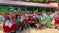 Mahasiswa KKN 116 Unhas Ajak Siswa SD di Toraja Utara Tanam Pohon, Rawat Lingkungan Sejak Dini