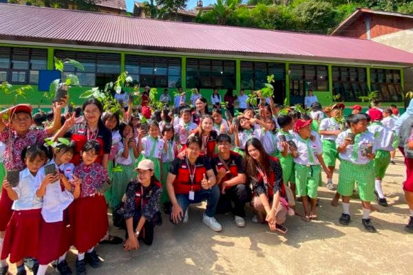 Mahasiswa KKN 116 Unhas Ajak Siswa SD di Toraja Utara Tanam Pohon, Rawat Lingkungan Sejak Dini