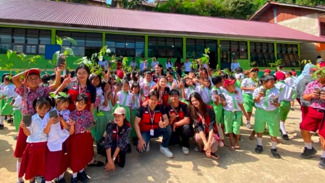 Mahasiswa Kuliah Kerja Nyata (KKN) Angkatan 116 Unhas saat mengajak siswa SDN 1 Kapala Pitu, Kabupaten Toraja Utara.