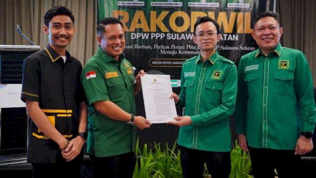 Ketua DPC PPP Wajo Supriadi Arif, saat menerima SK kepengurusan.