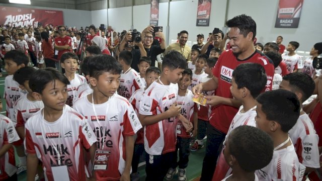 Atlet Bulu Tangkis Indonesia, Tontowi Ahmad, menyerahkan super tiket ke talenta muda di Audisi PB Djarum Makassar.