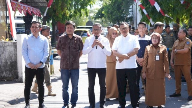 Sekretaris Komisi B DPRD Sulawesi Selatan, Zulfikar Limolang, bersama anggota komisi B menerima aksi damai peternak rakyat Sulawesi.