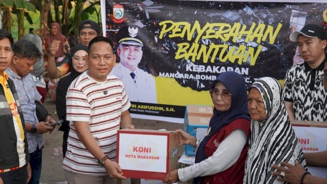 Ketua KONI Kota Makassar, Ismail, bersama pengurus Koni Makassar menyalurkan bantuan.