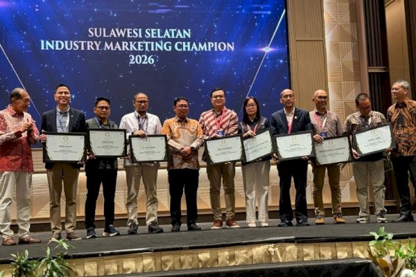 CEO Kalla Transport & Logistic Raih Industry Marketing Champion 2026 di Makassar Marketing Festival