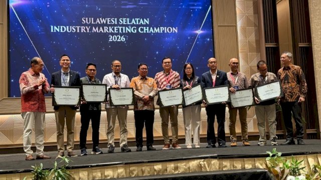 Penghargaan Industry Marketing Champion 2026 Sulawesi Selatan by Marketeers, yang diterima langsung oleh Andi Muhammad Gunawan selaku CEO Kalla Translog.