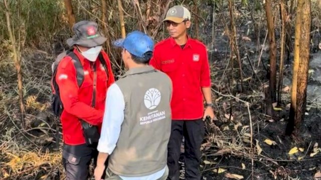 Menteri Kehutanan Raja Antoni turun langsung mengecek penanganan kebakaran hutan dan lahan (karhutla) di Penggalaman, Kabupaten Banjar, Kalimantan Selatan.
