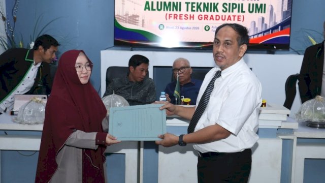 Ketua Jurusan Teknik Sipil Fakultas Teknik UMI, Ir. Suriati, S.T., M.T., menyerahkan database fresh graduate Jurusan Teknik Sipil ke Ketua umum PATSI UMI.