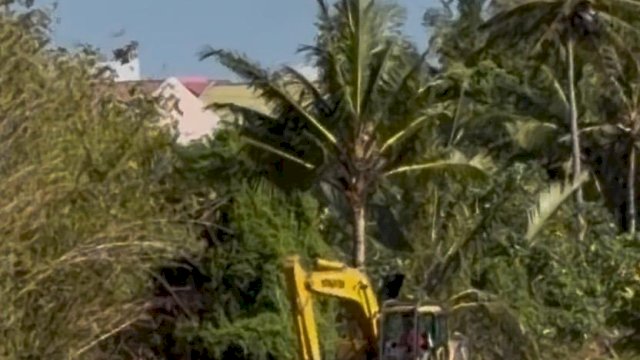 Pantau Alat Berat di Sungai Jalan Satellit, Wali Kota Tasming Hamid Targetkan Parepare Bebas Banjir Saat Musim Hujan