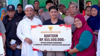 Gubernur Sulsel Serahkan Bantuan untuk Korban Kebakaran di Kandea Makassar