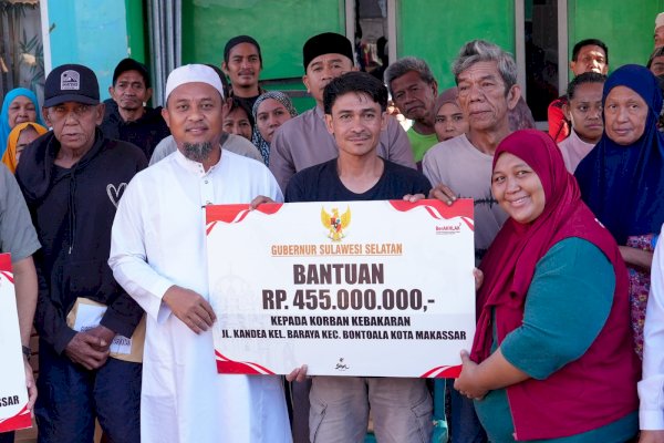 Gubernur Sulsel Serahkan Bantuan untuk Korban Kebakaran di Kandea Makassar