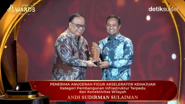 Gubernur Sulawesi Selatan Andi Sudirman Sulaiman meraih penghargaan detiktimur Awards 2026 kategori Pembangunan Infrastruktur Terpadu dan Konektivitas Wilayah.