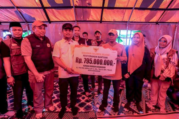 Gubernur Andi Sudirman Kunjungi Pengungsi Kebakaran di Tallo, Salurkan Bantuan Rp795 Juta