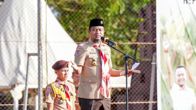 Gubernur Sulawesi Selatan Andi Sudirman Sulaiman bertindak sebagai Pembina Upacara pada Peringatan Hari Pramuka ke-65 tingkat Sulsel yang berlangsung di Kabupaten Bone.