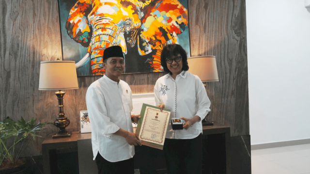 Menhut Raja Juli Antoni menerima Penghargaan Lencana Darma Bakti dari Kwarnas Gerakan Pramuka.