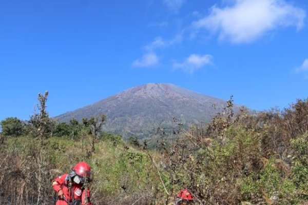 Respons Cepat, Manggala Agni dan Tim Gabungan Padamkan Kebakaran 30 Hektare di TN Gunung Rinjani