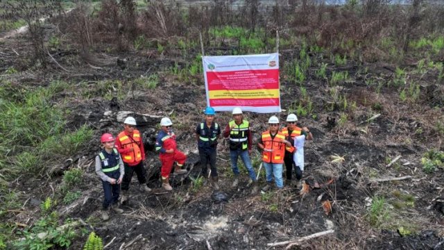 Manggala Agni bersama masyarakat, relawan, TNI, Polri, pemerintah daerah, dan unsur lainnya bekerja mengendalikan api di lapangan.