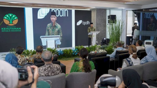Menteri Kehutanan Raja Juli Antoni saat menghadiri Penandatanganan Perjanjian Penyaluran Dana Proyek RBP REDD+ Green Climate Fund Output 2 (GCF-2) untuk 10 Provinsi di Jakarta.