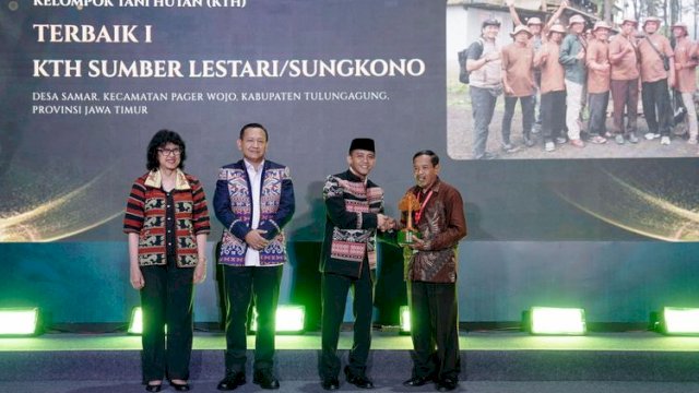 Menteri Kehutanan (Menhut) Raja Juli Antoni bersama Wamenhut Rohmat Marzuki menyerahkan Penghargaan Wana Lestari Tingkat Nasional Tahun 2026 serta menganugerahkan penghargaan Lomba Inovasi Rimbawan 2026.
