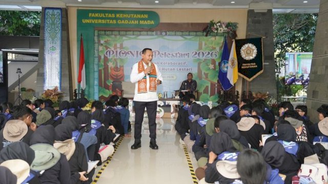 Wakil Menteri Kehutanan (Wamenhut) Rohmat Marzuki saat hadir sebagai narasumber dalam sesi sharing alumni bertajuk "Rimbawan Kolaboratif, Transformasi Hutan Lestari", di UGM Yogyakarta.
