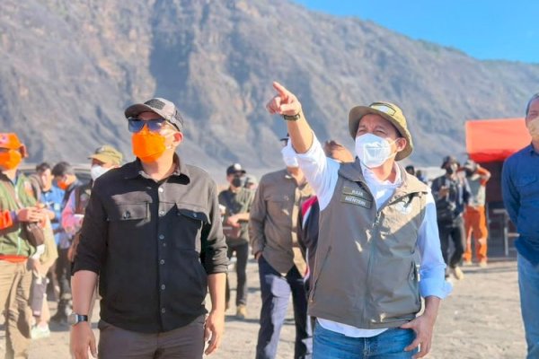 Menhut Bersama Pangdam V/Brawijaya dan Wagub Jatim Tinjau Langsung Penanganan Kebakaran TN Bromo Tengger Semeru