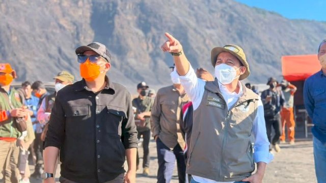 Menhut Bersama Pangdam V/Brawijaya dan Wagub Jatim Tinjau Langsung Penanganan Kebakaran TN Bromo Tengger Semeru