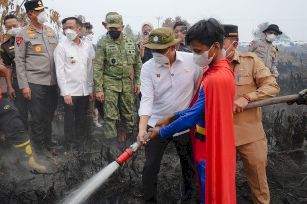Menhut Raja Juli Apresiasi “Forest Hero” Rudiansyah, Remaja yang Ikut Padamkan Karhutla di Palangka Raya