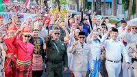 Tampil ala Bung Karno, Gubernur Andi Sudirman Pimpin Kirab Kemerdekaan di Makassar