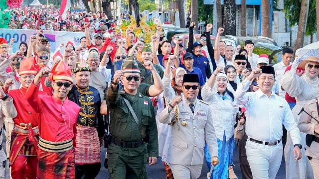 Tampil ala Bung Karno, Gubernur Andi Sudirman Pimpin Kirab Kemerdekaan di Makassar